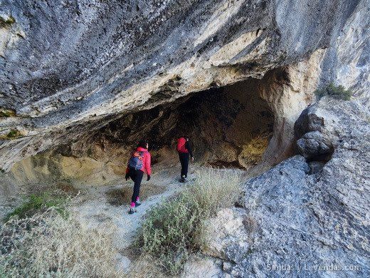 Cuevas de la Gota (sierra de Peñarrubia, Villena).