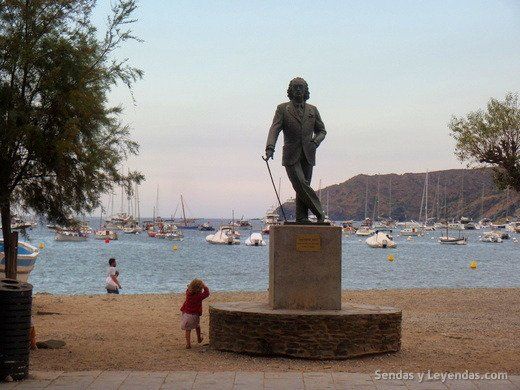 Qué ver en Cadaqués: escultura de Dalí.