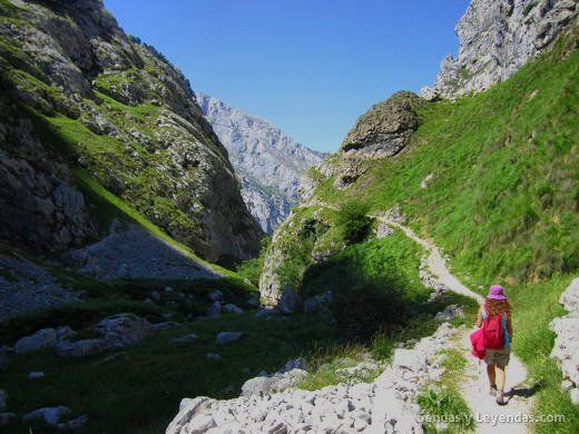 Ruta de Poncebos a Bulnes pueblo por la canal del Tejo.