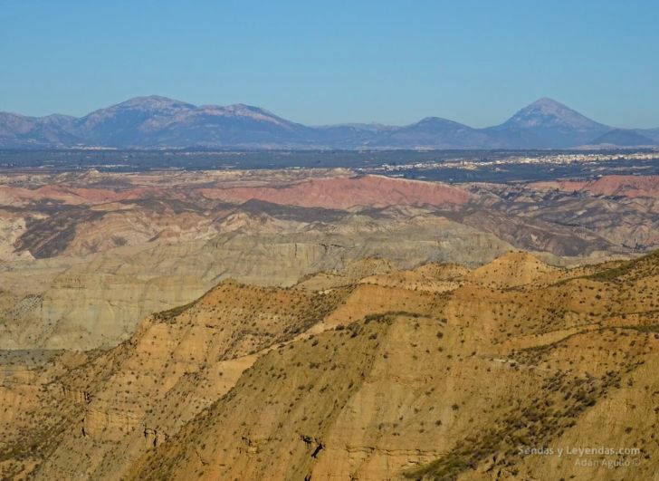 Cerros de diferentes colores en el desierto de Gorafe.