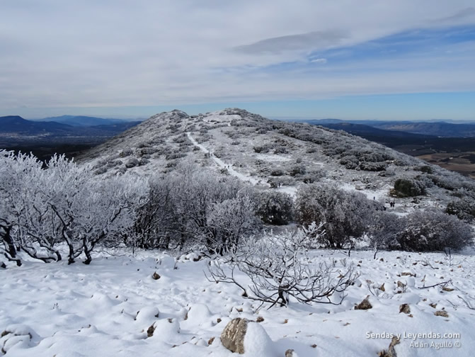 Sierra del Menejador con nieve.