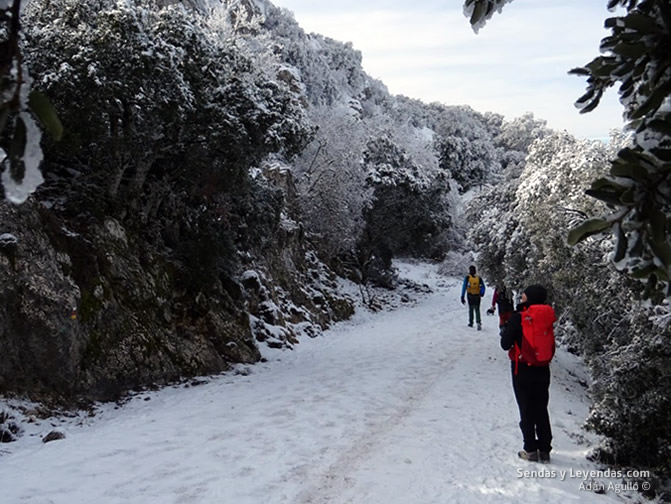 Sierra del Menejador con nieve.